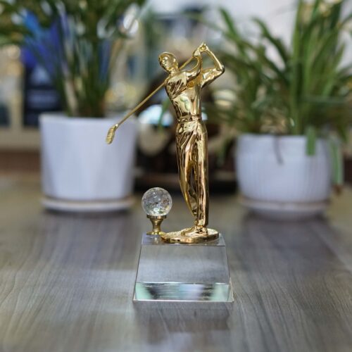 Cúp golf làm bằng kim loại