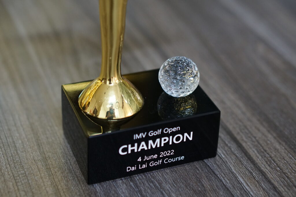 Cúp golf kim loại