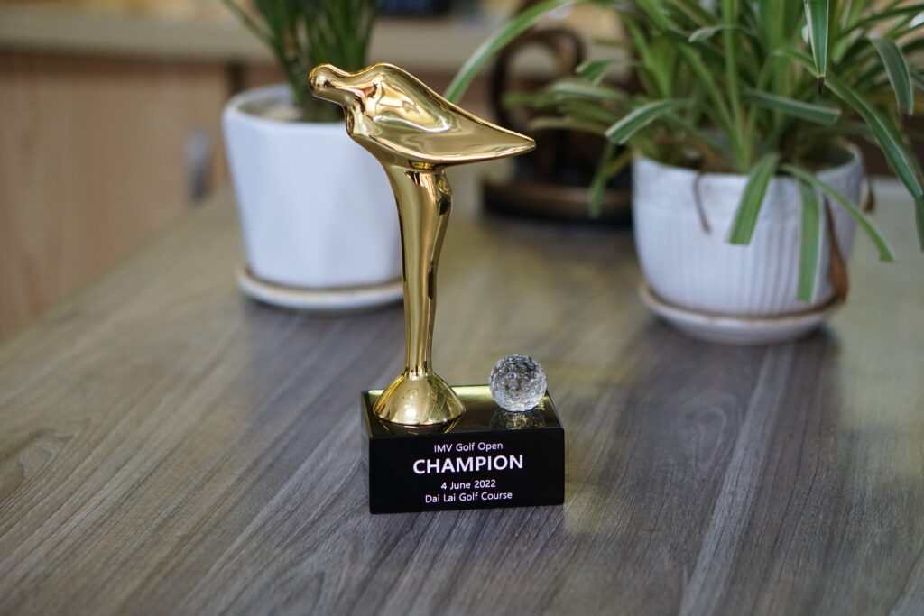 Cúp golf kim loại