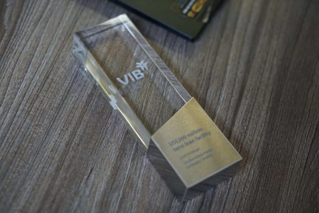 Cúp vinh danh pha lê