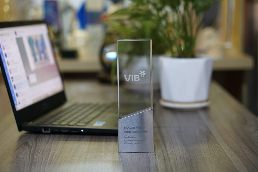 Cúp vinh danh pha lê