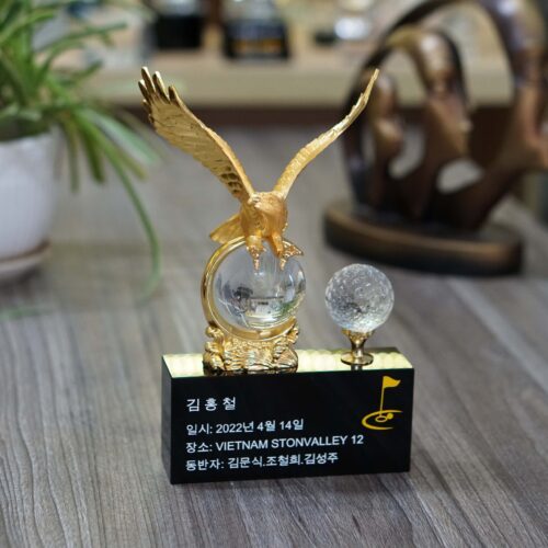 Cúp golf đại bàng pha lê