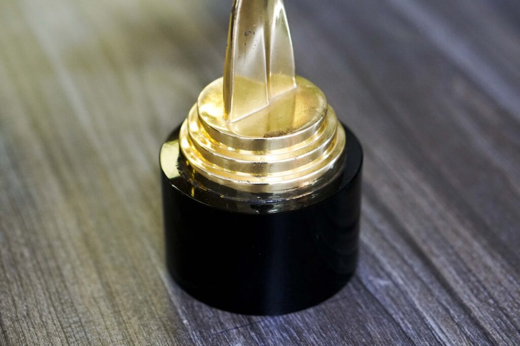 Cúp vinh danh bằng kim loại