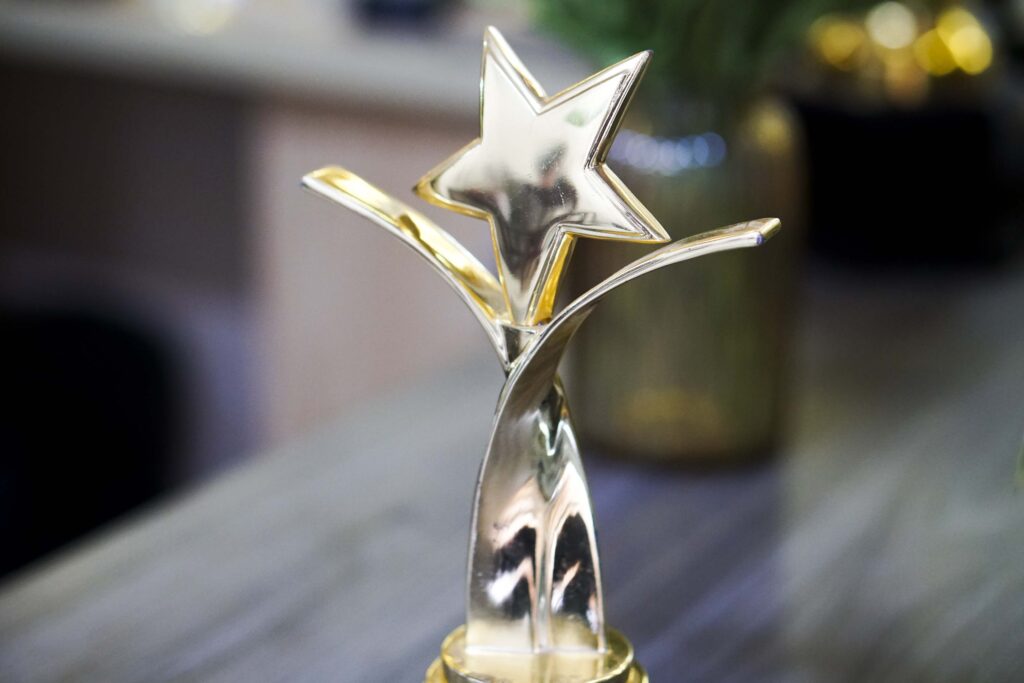 Cúp vinh danh kim loại