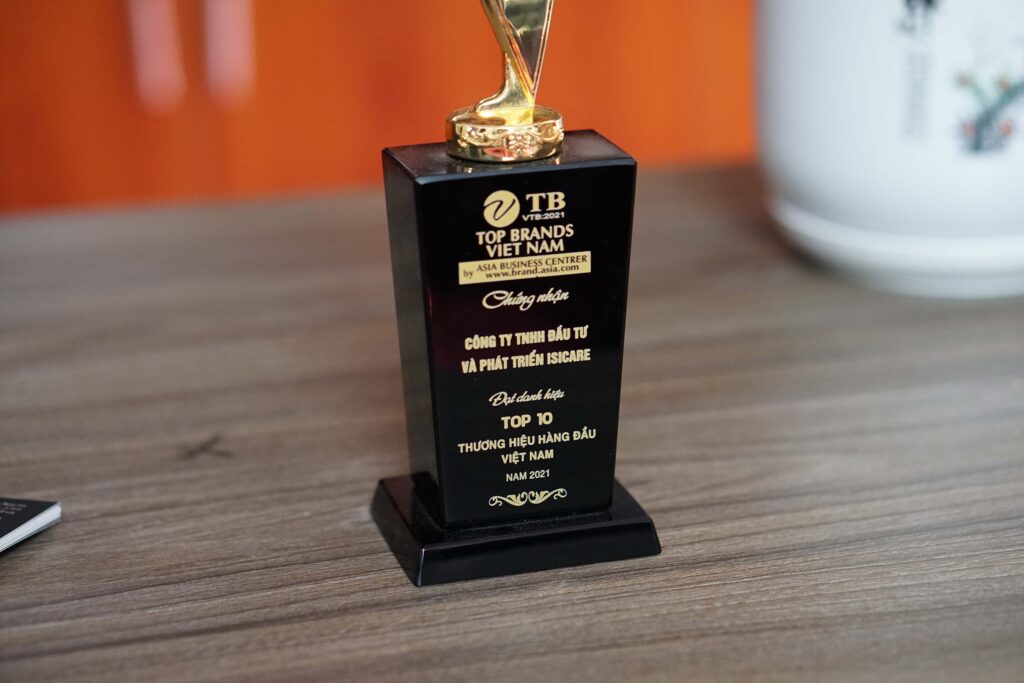 Cúp vinh danh kim loại