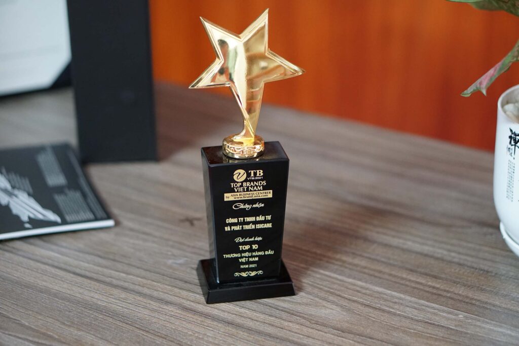 Cúp vinh danh kim loại