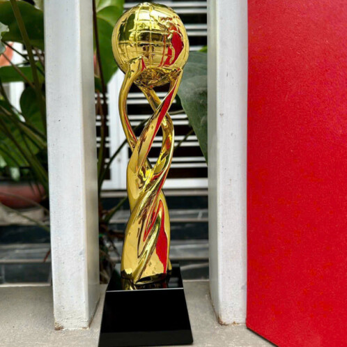 Cúp vinh danh hình địa cầu